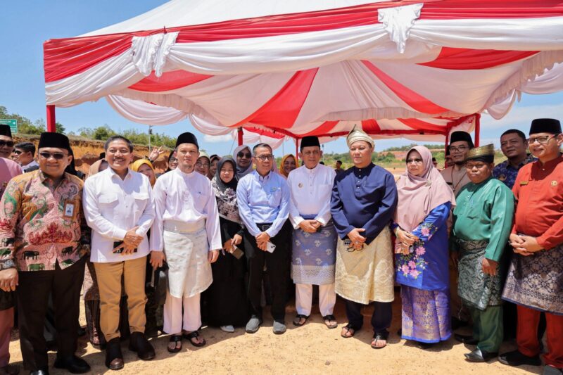 Menteri Pendidikan Tinggi, Sains dan Teknologi (Mendiktisaintek) Republik Indonesia, Prof. Brian Yuliarto didampingi Gubernur Kepulauan Riau H. Ansar Ahmad, meninjau lokasi perencanaan pembangunan Sekolah Garuda di Pulau Dompak, Tanjungpinang. Foto: INIKEPRI.COM/Diskominfo Kepri 