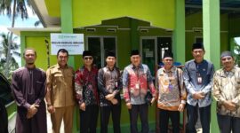 Kepala Kantor Kementerian Agama (Kemenag) Kabupaten Karimun, Drs. H. Riadul Afkar, bersama sejumlah pejabat melakukan survei lapangan tanah wakaf di Teluk Salak, Desa Gemuruh, Kecamatan Kundur Barat. Foto: INIKEPRI.COM