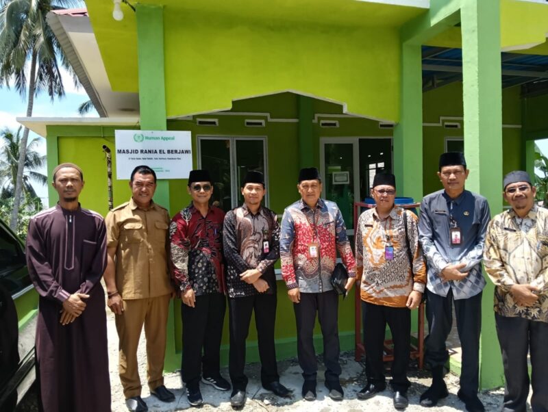 Kepala Kantor Kementerian Agama (Kemenag) Kabupaten Karimun, Drs. H. Riadul Afkar, bersama sejumlah pejabat melakukan survei lapangan tanah wakaf di Teluk Salak, Desa Gemuruh, Kecamatan Kundur Barat. Foto: INIKEPRI.COM