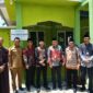Kepala Kantor Kementerian Agama (Kemenag) Kabupaten Karimun, Drs. H. Riadul Afkar, bersama sejumlah pejabat melakukan survei lapangan tanah wakaf di Teluk Salak, Desa Gemuruh, Kecamatan Kundur Barat. Foto: INIKEPRI.COM