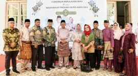 Open house Gubernur Ansar Ahmad dalam rangka Idul Fitri 1446 H di Kediaman Gubernur Kepri, Belakang Gedung Daerah, Tanjungpinang. Foto: Diskominfo Kepri 