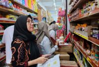 Satgas Halal Kantor Wilayah (Kanwil) Kementerian Agama (Kemenag) Provinsi Kepulauan Riau (Kepri), bersama BPOM, Dinas Kesehatan Kota Tanjungpinang dan Dinas Perdagangan dan Perindustrian Kota Tanjungpinang bersinergi turun melakukan pengawasan ke lapangan. Foto: INIKEPRI.COM