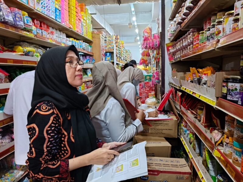 Satgas Halal Kantor Wilayah (Kanwil) Kementerian Agama (Kemenag) Provinsi Kepulauan Riau (Kepri), bersama BPOM, Dinas Kesehatan Kota Tanjungpinang dan Dinas Perdagangan dan Perindustrian Kota Tanjungpinang bersinergi turun melakukan pengawasan ke lapangan. Foto: INIKEPRI.COM