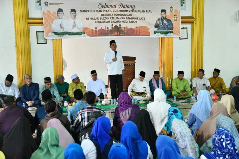 Gubernur Kepulauan Riau H. Ansar Ahmad bersama Wakil Gubernur Nyanyang Haris Pratamura melanjutkan silaturahmi Idulfitri 1446 H ke Kota Batam. Foto: INIKEPRI.COM/Diskominfo Kepri 
