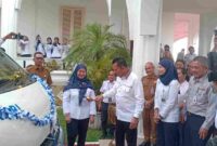 Gubernur Kepulauan Riau (Kepri), Ansar Ahmad, meluncurkan dua armada angkutan antarmoda Kawasan Strategis Pariwisata Nasional (KSPN), di Gedung Daerah Tanjungpinang, Selasa (29/4/2025). Foto: INIKEPRI.COM