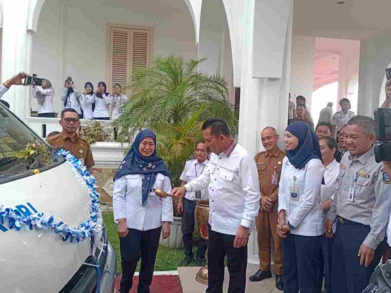 Gubernur Kepulauan Riau (Kepri), Ansar Ahmad, meluncurkan dua armada angkutan antarmoda Kawasan Strategis Pariwisata Nasional (KSPN), di Gedung Daerah Tanjungpinang, Selasa (29/4/2025). Foto: INIKEPRI.COM