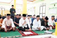 Menteri Transmigrasi (Mentrans), Iftitah Sulaiman Suryanagara melaksanakan salat Idul Fitri 1446 H/M di Masjid Al Fajri, Pasir Merah. Foto: INIKEPRI.COM/Media Center Batam 