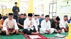 Menteri Transmigrasi (Mentrans), Iftitah Sulaiman Suryanagara melaksanakan salat Idul Fitri 1446 H/M di Masjid Al Fajri, Pasir Merah. Foto: INIKEPRI.COM/Media Center Batam 