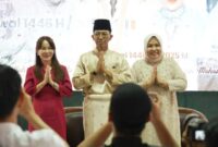 Wali Kota Batam sekaligus Ex Officio Kepala BP Batam Amsakar Achmad bersama istri Erlita Sari dan Wakil Wali Kota Batam sekaligus Ex Officio Wakil Kepala BP Batam Li Claudia Chandra. Foto: INIKEPRI.COM