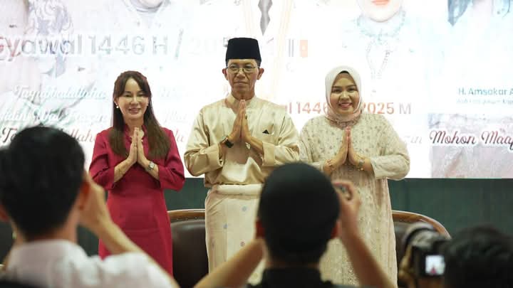 Wali Kota Batam sekaligus Ex Officio Kepala BP Batam Amsakar Achmad bersama istri Erlita Sari dan Wakil Wali Kota Batam sekaligus Ex Officio Wakil Kepala BP Batam Li Claudia Chandra. Foto: INIKEPRI.COM