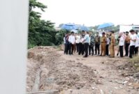 Wali Kota Batam, Amsakar Achmad bersama Wakil Wali Kota Batam, Li Claudia Chandra, meninjau langsung rencana pembangunan taman kota di Kelurahan Baloi Indah, Kecamatan Lubuk Baja, Selasa (8/4/2025). Foto; INIKEPRI.COM/Media Center Batam 