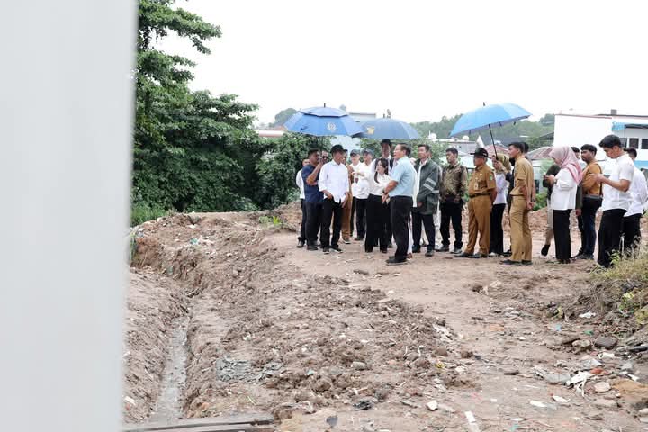 Wali Kota Batam, Amsakar Achmad bersama Wakil Wali Kota Batam, Li Claudia Chandra, meninjau langsung rencana pembangunan taman kota di Kelurahan Baloi Indah, Kecamatan Lubuk Baja, Selasa (8/4/2025). Foto; INIKEPRI.COM/Media Center Batam 