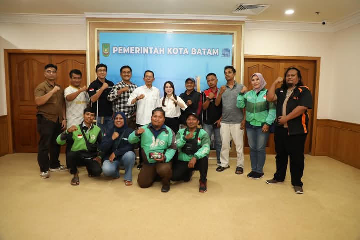 Amsakar Achmad, bersama Wakil Wali Kota Batam, Li Claudia Chandra, menggelar silaturahmi dengan perwakilan pengemudi transportasi daring dari berbagai platform. Foto: INIKEPRI.COM