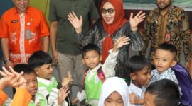 Erlita Amsakar, melakukan kunjungan ke sejumlah taman kanak-kanak di Kota Batam, Kamis (10/04/2025). Foto: INIKEPRI.COM/Media Center Batam 
