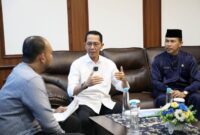 Wali Kota Batam Amsakar saat menghadiri Talkshow bersama Batam TV terkait Program Subsidi Bunga 0 persen untuk pelaku UMKM di Ruang Kerja Kepala BP Batam, Jumat (11/4/2025). Foto; INIKEPRI.COM/Media Center Batam 