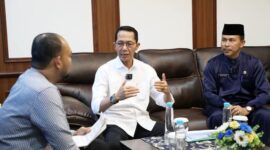 Wali Kota Batam Amsakar saat menghadiri Talkshow bersama Batam TV terkait Program Subsidi Bunga 0 persen untuk pelaku UMKM di Ruang Kerja Kepala BP Batam, Jumat (11/4/2025). Foto; INIKEPRI.COM/Media Center Batam 