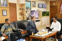 Wali Kota Batam sekaligus Ex Officio Kepala BP Batam, Amsakar Achmad, menerima kunjungan Konsulat Amerika Serikat untuk wilayah Sumatera, Bernard Uadan, dalam audiensi resmi yang berlangsung di lantai  ruang kerja Wali Kota Batam, Batamcenter,  Kamis (10/4/2025). Foto: INIKEPRI.COM
