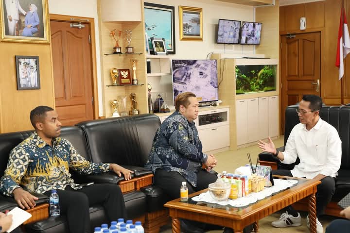 Wali Kota Batam sekaligus Ex Officio Kepala BP Batam, Amsakar Achmad, menerima kunjungan Konsulat Amerika Serikat untuk wilayah Sumatera, Bernard Uadan, dalam audiensi resmi yang berlangsung di lantai  ruang kerja Wali Kota Batam, Batamcenter,  Kamis (10/4/2025). Foto: INIKEPRI.COM
