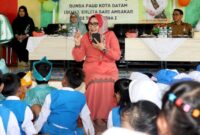 Ketua Tim Penggerak PKK Kota Batam, Erlita Amsakar, disambut hangat oleh para siswa dan guru di TK Pembina I dan TK Telkom Kecamatan Sekupang pada Senin (14/04/2025). Foto: INIKEPRI.COM/Media Center Batam 