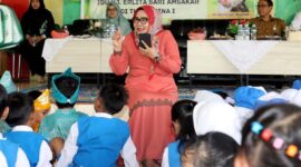Ketua Tim Penggerak PKK Kota Batam, Erlita Amsakar, disambut hangat oleh para siswa dan guru di TK Pembina I dan TK Telkom Kecamatan Sekupang pada Senin (14/04/2025). Foto: INIKEPRI.COM/Media Center Batam 