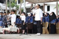 Wali Kota Batam, Amsakar Achmad, bertindak selaku inspektur upacara dalam peringatan 17 Hari Bulan yang digelar di Dataran Engku Putri, Batam Center, Kamis (17/4). Foto: INIKEPRI.COM