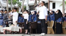 Wali Kota Batam, Amsakar Achmad, bertindak selaku inspektur upacara dalam peringatan 17 Hari Bulan yang digelar di Dataran Engku Putri, Batam Center, Kamis (17/4). Foto: INIKEPRI.COM
