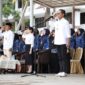 Wali Kota Batam, Amsakar Achmad, bertindak selaku inspektur upacara dalam peringatan 17 Hari Bulan yang digelar di Dataran Engku Putri, Batam Center, Kamis (17/4). Foto: INIKEPRI.COM
