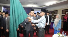 Wali Kota Batam, Amsakar Achmad, melantik Dewan Pengurus Gerakan Masyarakat Madani (GMM) dan Pengawas Nazhir Wakaf Mitra Umat Batam  di Wisma Pusat Informasi Haji, Minggu (20/4/2025). Foto: INIKEPRI.COM
