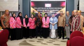 Ketua Tim Penggerak PKK Kota Batam, Erlita Amsakar, menghadiri pelantikan sekaligus pengukuhan Ikatan Wanita Sulawesi Selatan (IWSS) Kota Batam yang digelar di Ballroom Planet Holiday, Minggu (20/4/2025). Foto: INIKEPRI.COM/Media Center Batam 
