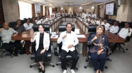 Wali Kota Batam, Amsakar Achmad membuka kegiatan Job Fit bagi Pejabat Pimpinan Tinggi (JPT) Pratama di lingkungan Pemko Batam, yang dilaksanakan di Kantor Wali Kota Batam Senin, (21/4/2025). Turut hadir Wakil Wali Kota Batam, Li Claudia Chandra. Foto: INIKEPRI.COM/Media Center Batam 