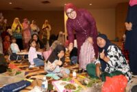 Ketua Tim Penggerak PKK Kota Batam, Erlita Amsakar, memberikan apresiasi atas penampilan peserta didik dan tenaga pendidik dalam kegiatan Pekan Olahraga dan Seni PAUD Tingkat Kota Batam Tahun 2025 yang digelar di DC Mall, Senin (21/04/2025). Foto: INIKEPRI.COM