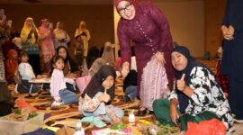 Ketua Tim Penggerak PKK Kota Batam, Erlita Amsakar, memberikan apresiasi atas penampilan peserta didik dan tenaga pendidik dalam kegiatan Pekan Olahraga dan Seni PAUD Tingkat Kota Batam Tahun 2025 yang digelar di DC Mall, Senin (21/04/2025). Foto: INIKEPRI.COM