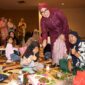 Ketua Tim Penggerak PKK Kota Batam, Erlita Amsakar, memberikan apresiasi atas penampilan peserta didik dan tenaga pendidik dalam kegiatan Pekan Olahraga dan Seni PAUD Tingkat Kota Batam Tahun 2025 yang digelar di DC Mall, Senin (21/04/2025). Foto: INIKEPRI.COM