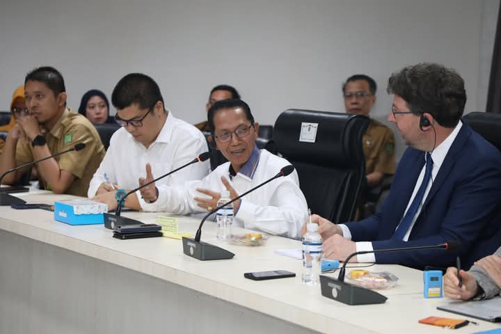 Wali Kota Batam, Amsakar Achmad, menerima kunjungan Swiss State Secretariat for Economic Affairs (SECO) Switzerland di Kantor Wali Kota Batam, Senin (21/4/2025). Foto: INIKEPRI.COM/Media Center Batam 