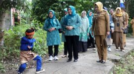 - Tim Penggerak Pemberdayaan dan Kesejahteraan Keluarga (TP PKK) Kota Batam melaksanakan kunjungan kerja sekaligus menyerahkan bantuan pendidikan untuk sekolah PAUD, TK, SD, dan SMP di Pulau Geranting, Kelurahan Pulau Terong, Kecamatan Belakang Padang, Selasa (22/04/2025). Foto: INIKEPRI.COM/Media Center Batam 