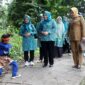 - Tim Penggerak Pemberdayaan dan Kesejahteraan Keluarga (TP PKK) Kota Batam melaksanakan kunjungan kerja sekaligus menyerahkan bantuan pendidikan untuk sekolah PAUD, TK, SD, dan SMP di Pulau Geranting, Kelurahan Pulau Terong, Kecamatan Belakang Padang, Selasa (22/04/2025). Foto: INIKEPRI.COM/Media Center Batam 