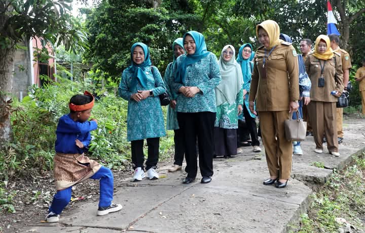 - Tim Penggerak Pemberdayaan dan Kesejahteraan Keluarga (TP PKK) Kota Batam melaksanakan kunjungan kerja sekaligus menyerahkan bantuan pendidikan untuk sekolah PAUD, TK, SD, dan SMP di Pulau Geranting, Kelurahan Pulau Terong, Kecamatan Belakang Padang, Selasa (22/04/2025). Foto: INIKEPRI.COM/Media Center Batam 
