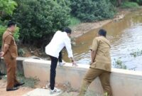 Amsakar Achmad melanjutkan peninjauan dengan meninjau langsung aliran sungai yang nantinya akan dilakukan  normalisasi di kawasan depan RS Bhayangkara, Kecamatan Nongsa, Selasa(22/4/2025). Foto: INIKEPRI.COM