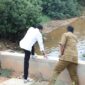 Amsakar Achmad melanjutkan peninjauan dengan meninjau langsung aliran sungai yang nantinya akan dilakukan  normalisasi di kawasan depan RS Bhayangkara, Kecamatan Nongsa, Selasa(22/4/2025). Foto: INIKEPRI.COM