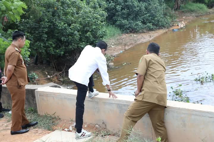 Amsakar Achmad melanjutkan peninjauan dengan meninjau langsung aliran sungai yang nantinya akan dilakukan normalisasi di kawasan depan RS Bhayangkara, Kecamatan Nongsa, Selasa(22/4/2025). Foto: INIKEPRI.COM