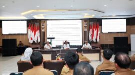 Wali Kota Batam Amsakar Achmad bergegas mengumpulkan secara spontan para camat dan lurah usai meninjau Kantor Camat Nongsa, Selasa (22/4/2025). Foto: INIKEPRI.COM/Media Center Batam 