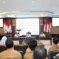 Wali Kota Batam Amsakar Achmad bergegas mengumpulkan secara spontan para camat dan lurah usai meninjau Kantor Camat Nongsa, Selasa (22/4/2025). Foto: INIKEPRI.COM/Media Center Batam 