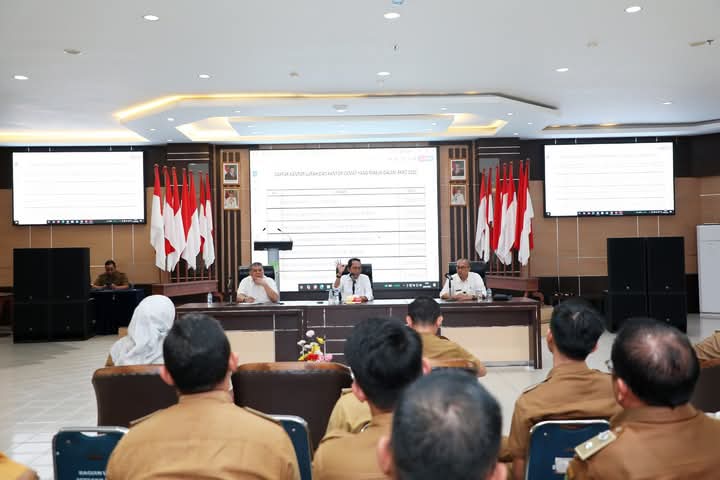 Wali Kota Batam Amsakar Achmad bergegas mengumpulkan secara spontan para camat dan lurah usai meninjau Kantor Camat Nongsa, Selasa (22/4/2025). Foto: INIKEPRI.COM/Media Center Batam