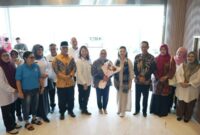 Wali Kota Batam, Amsakar Achmad, menyambut langsung kedatangan Menteri Pemberdayaan Perempuan dan Perlindungan Anak (PPPA) Republik Indonesia, Arifah Choiri Fauzi di Bandara Hangnadim Batam, Rabu (23/4/2025). Foto: INIKEPRI.COM