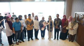 Wali Kota Batam, Amsakar Achmad, menyambut langsung kedatangan Menteri Pemberdayaan Perempuan dan Perlindungan Anak (PPPA) Republik Indonesia, Arifah Choiri Fauzi di Bandara Hangnadim Batam, Rabu (23/4/2025). Foto: INIKEPRI.COM