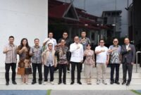 Wali Kota Batam sekaligus Ex Officio Kepala Badan Pengusahaan (BP) Batam, Amsakar Achmad bersama Wakil Wali Kota sekaligus Ex Officio Wakil Kepala BP Batam Li Claudia Chandra menerima langsung kunjungan Wakil Menteri BUMN RI, Dony Oskaria. Turut hadir dalam kegiatan ini sejumlah pejabat penting, antara lain Staf Ahli Kementerian BUMN Whitney Simorangkir dan Aurelius Altius Rosimin; Wakil Kepala BP Batam Li Claudia Chandra: Dirut PT. Danareksa (Persero) Yadi Jaya Ruchandi; Dirut PT. Persero Batam Djoko Prasetyo; Dirut PT. Bandara Internasional Batam (BIB) Pikri Ilham Kurniansyah; serta para pejabat BP Batam lainnya. Foto: INIKEPRI.COM