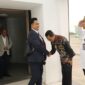 Wali Kota Batam Amsakar Achmad menyambut Menteri Koordinator Bidang Hukum, Hak Asasi Manusia, Imigrasi, dan Pemasyarakatan, Prof. Dr. Yusril Ihza Mahendra. Foto; INIKEPRI.COM/Media Center Batam 