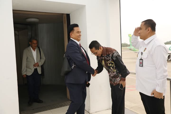 Wali Kota Batam Amsakar Achmad menyambut Menteri Koordinator Bidang Hukum, Hak Asasi Manusia, Imigrasi, dan Pemasyarakatan, Prof. Dr. Yusril Ihza Mahendra. Foto; INIKEPRI.COM/Media Center Batam