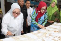 Menteri Pemberdayaan Perempuan dan Perlindungan Anak (MenPPPA), Arifah Choiri Fauzi dan Ketua TP-PKK Kota Batam Erlita Sari Amsakar di UPTD PPA. Foto: INIKEPRI.COM/Media Center Batam 