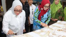 Menteri Pemberdayaan Perempuan dan Perlindungan Anak (MenPPPA), Arifah Choiri Fauzi dan Ketua TP-PKK Kota Batam Erlita Sari Amsakar di UPTD PPA. Foto: INIKEPRI.COM/Media Center Batam 